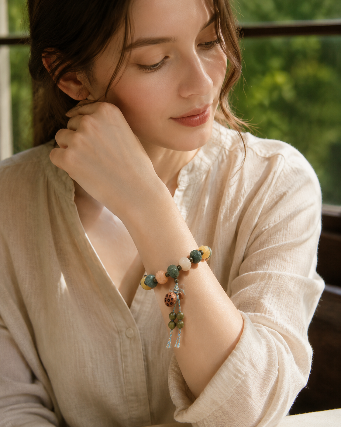 Lotus Bodhi Bead Bracelet for Women, Resin Beaded Bangle, Vintage Chinese Style Lucky Charm Wrist Bracelet, Minimalist Everyday Jewellery, 1 Piece - Wearing reference