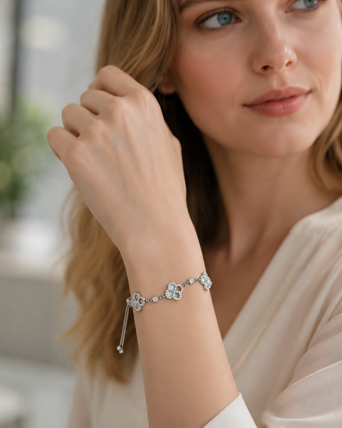 Women's Four-Leaf Clover Rhinestone Bracelet, Alloy Adjustable Bracelet, Sparkling Floral Wrist Jewellery for Work and Daily Wear, Silver Tone - Material detail
